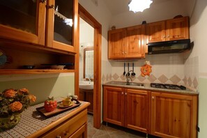 Kühlschrank, Kochgeschirr/Geschirr/Besteck, Esstisch