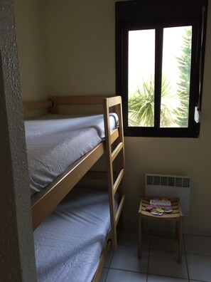 1 chambre, fer et planche à repasser, draps fournis