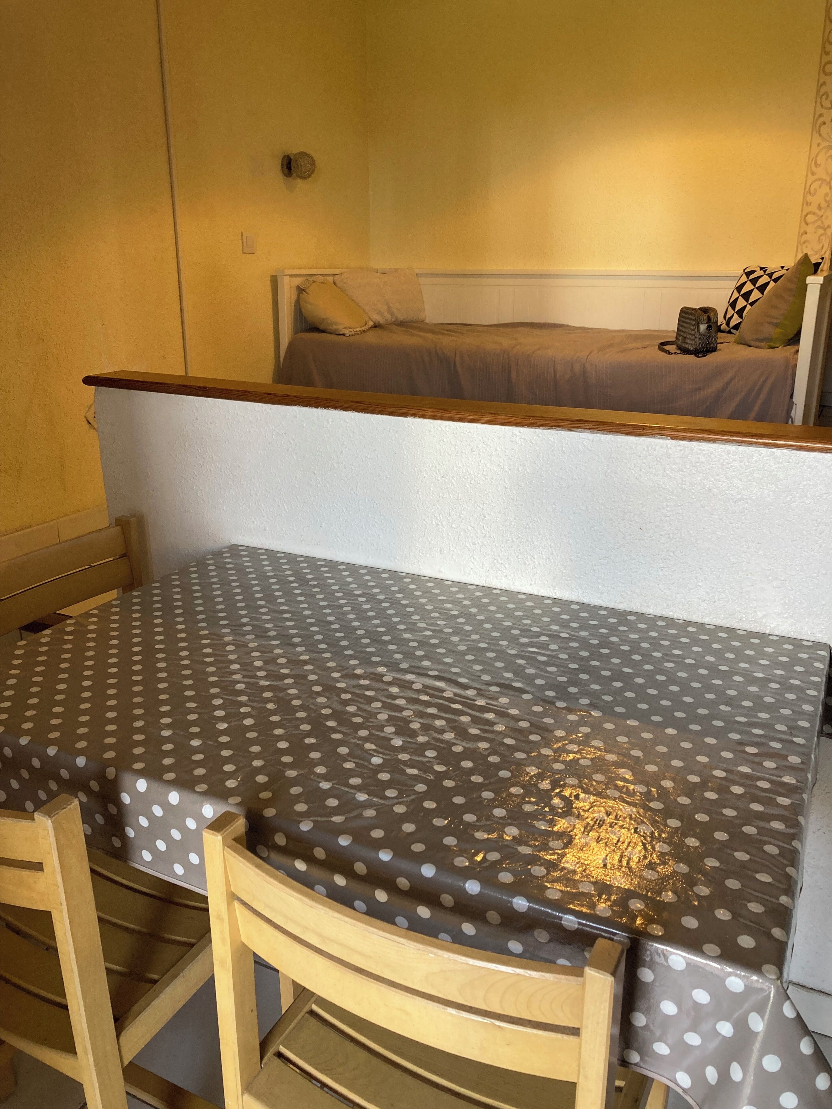 1 sovrum, strykjärn/strykbräda och sängkläder