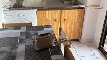 Køleskab, mikrobølgeovn, kogeplade, kaffe-/temaskine