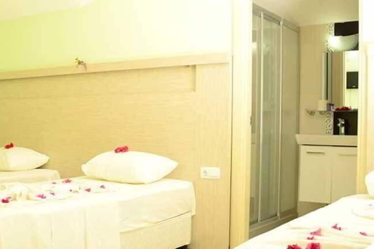 Desk, soundproofing, free WiFi, bed sheets