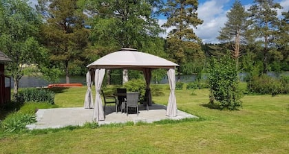 Cozy holiday home with a 2500 square meter garden right on the lake