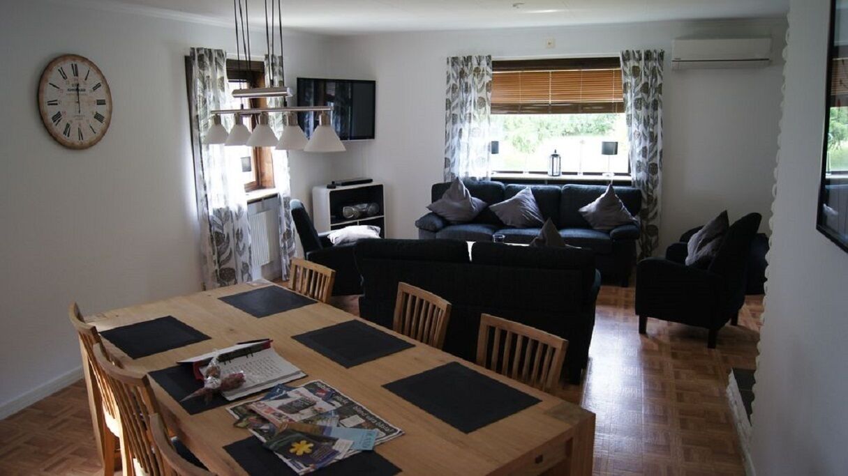 TV, peis, DVD-spiller og bøker