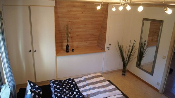 2 bedrooms, travel crib