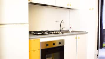 Réfrigérateur, four, plaque de cuisson, cafetiÚre/bouilloire