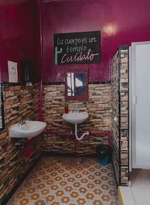 Shower, towels, soap, shampoo