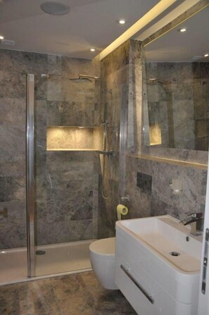 Shower, hair dryer, towels - 1-Bed Apartment in Zabrze 15 min Katowice Gliwice (Zabrze)