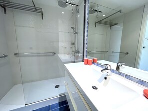Dusche, Haartrockner, Handtücher, Toilettenpapier