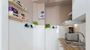 Kaffetrakter/tekoker, kjøleskap, mikrobølgeovn og kokeplater