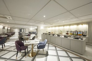 Frühstück, Mittagessen, Abendessen und Brunch werden serviert