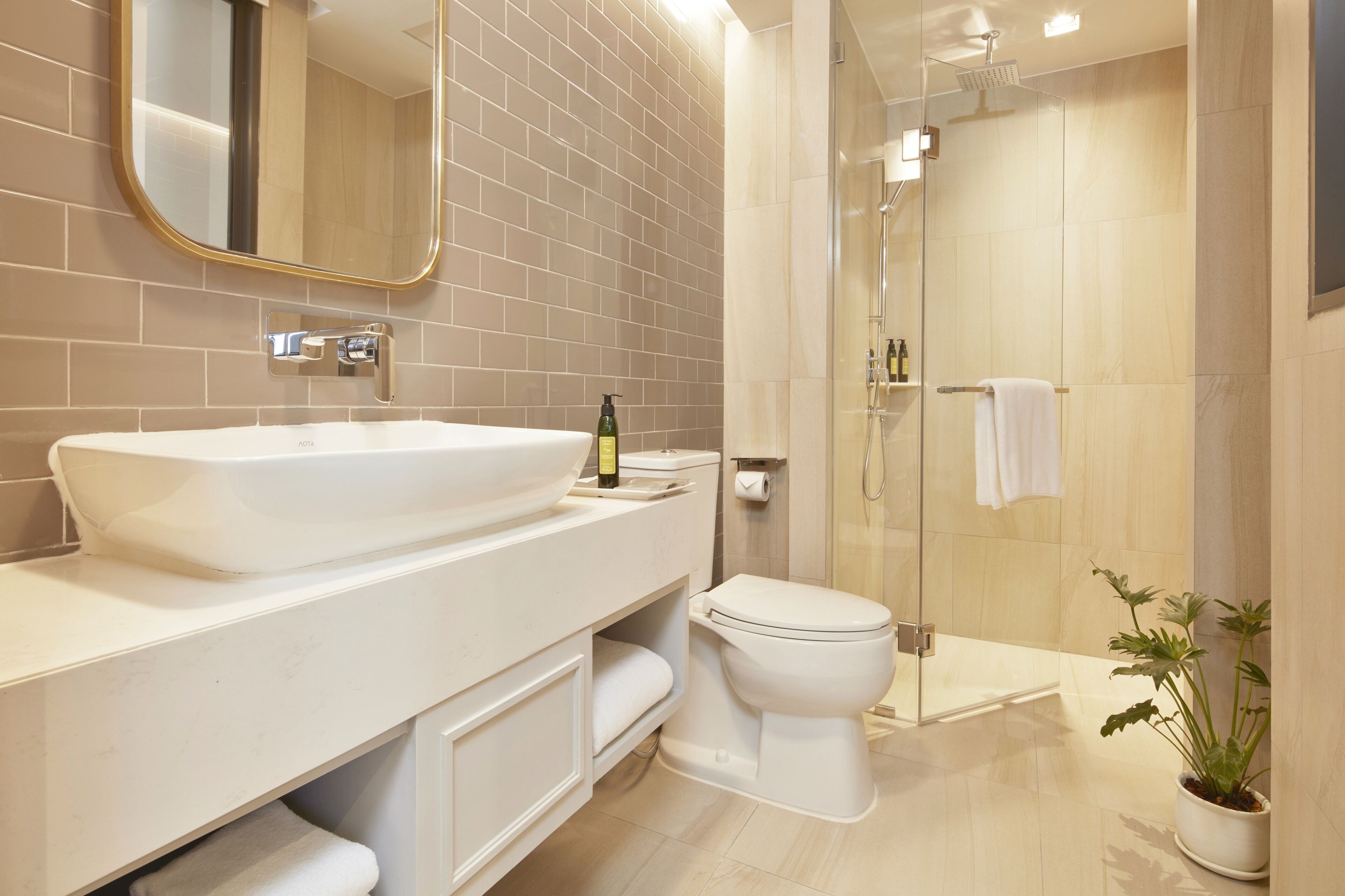 deluxe studio suite, kitchenette, corner | bathroom | shower, rainfall showerhead, hair dryer, towels