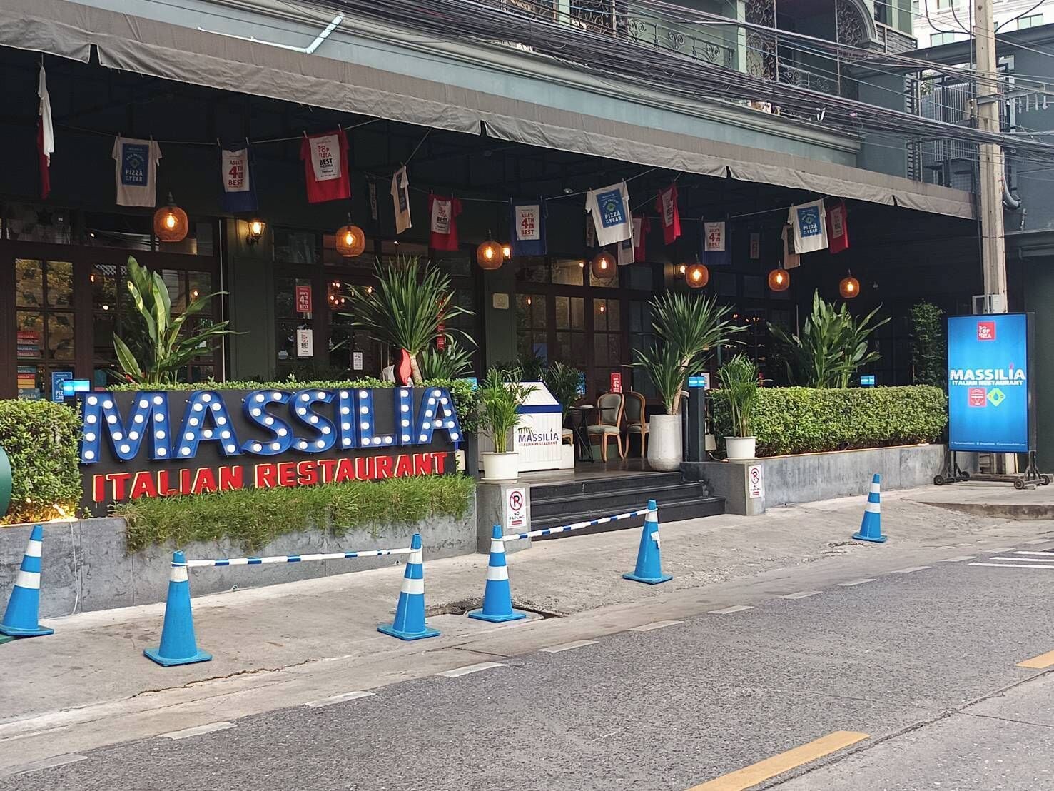 breakfast, lunch and dinner served