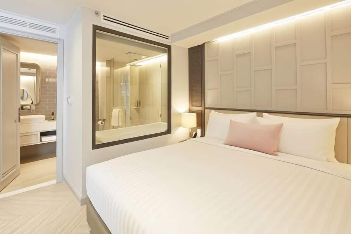 1 kamar tidur, minibar, brankas, dan didekorasi berbeda-beda