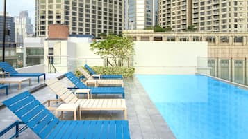 Hồ bơi ngoài trời, ghế dài tắm nắng