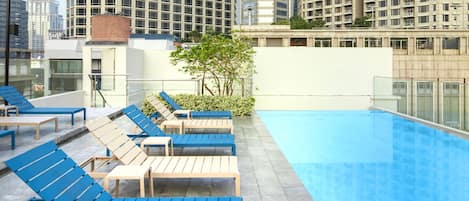 室外泳池;躺椅