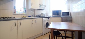 Refrigerador, microondas, placa de cocina, tostadora