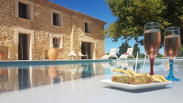 Piscina all'aperto, una piscina riscaldata
