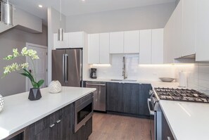 Jääkaappi, mikroaaltouuni, uuni, liesi