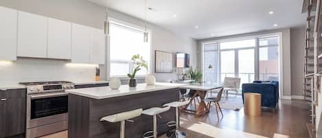 Réfrigérateur, micro-ondes, four, plaque de cuisson