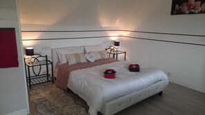 2 bedrooms, desk, iron/ironing board, free WiFi - Chambres d'hôtes D M - 2 CH. 2 to 4 Pers (Bazouges-la-Pérouse)