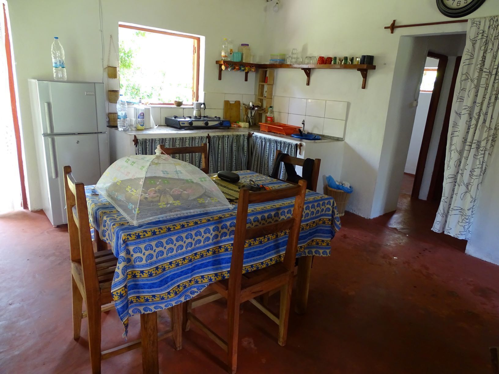 Kühlschrank, Wasserkocher mit Kaffee-/Teezubehör