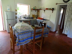 Kjøleskap og kaffetrakter/tekoker