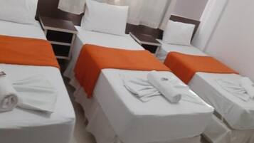 Quarto triplo | Frigobar, escrivaninha, Wi-Fi de cortesia