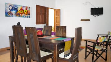 Comfort Apartment, 3 Bedrooms, Balcony (Apto 101) | Dining room