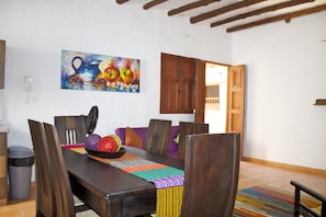 Comfort Apartment, 3 Bedrooms, Balcony (Apto 101) | Living room | TV