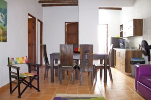 Comfort Apartment, 3 Bedrooms, Balcony (Apto 101) | Private kitchen | Fridge, microwave, oven, cookware/dishes/utensils