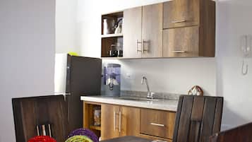 Comfort Apartment, 3 Bedrooms, Balcony (Apto 101) | Private kitchen | Fridge, microwave, oven, cookware/dishes/utensils