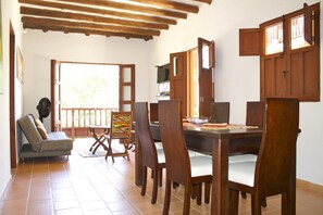 Comfort Apartment, 2 Bedrooms, Balcony (Apto 102) | Comedor