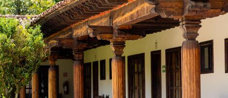 Télévision à écran plat de 28 pouces avec chaßnes par cùble, télévision