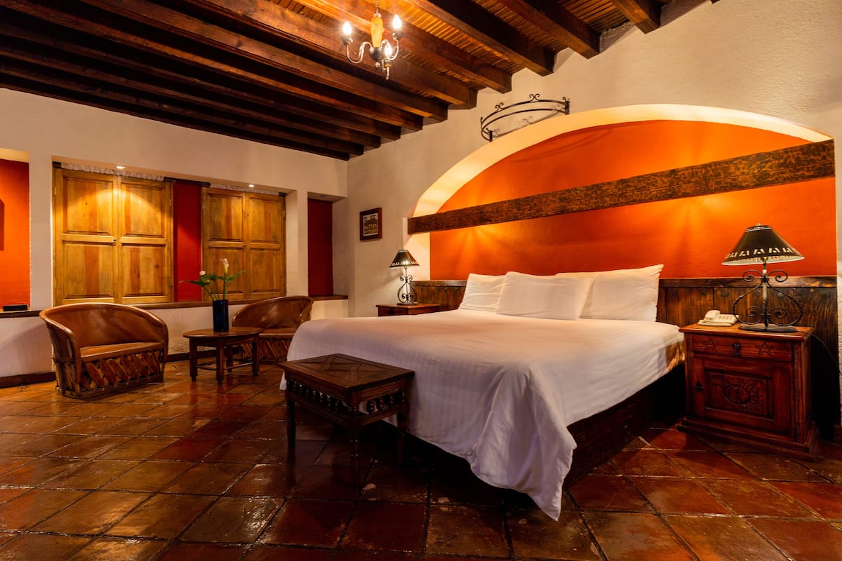 Chambre Confort, 1 trĂšs grand lit | Wi-Fi gratuit, draps fournis