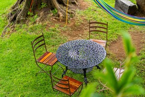 En 28-tommers Flatskjerm-TV med kabel-kanaler samt TV