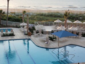 Una piscina cubierta, una piscina al aire libre