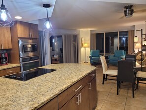 Frigorífico, microondas, horno y placa de cocina