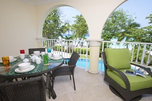 Outdoor dining - Beachfront Condo with Two Pools - Sapphire 103 (Saint Lawrence Gap)