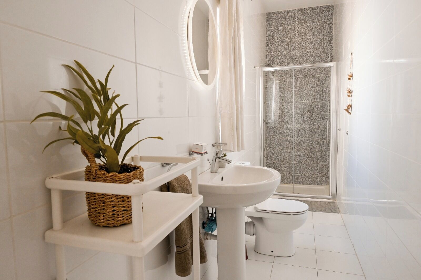 Bathtub, toilet paper