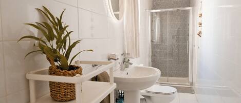 Bathtub, toilet paper