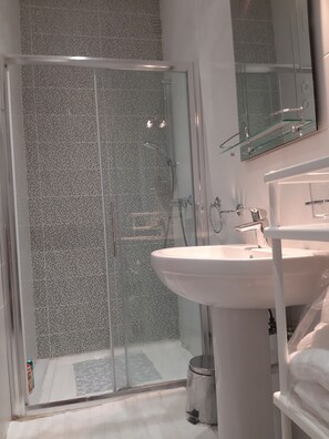 Tina y papel de baño 