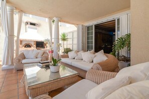 Zona de estar exterior - Beachfront Ground-Floor Villa w/ Pool & BBQ (Playa Honda)