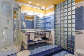Bathtub, free toiletries, hair dryer