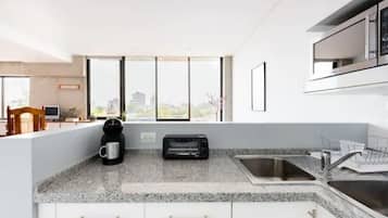 Refrigerador, microondas, horno y parrilla de estufa