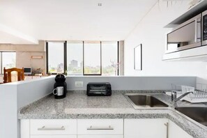 Een koelkast, een microgolfoven, een oven, een kookplaat