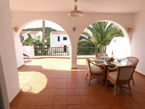 Outdoor dining - Beautiful 3-bedroom apartment with terrace, barbecue, WIFI, pool and GOLF. SON PARC (Son Parc)