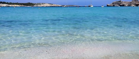 Playa en los alrededores y camastros