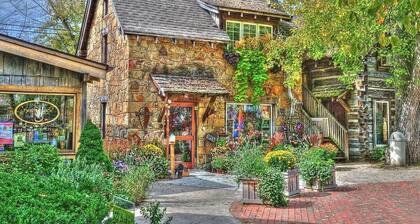1859 Historic Log Cabin, pet friendly and 5 minutes to Nashville!