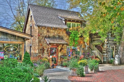 1859 Historic Log Cabin, pet friendly and 5 minutes to Nashville!