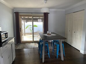 Fridge, microwave, oven, stovetop - Quiet Heights Home, easy walk or bike to Riverwalk & Downtown (Tampa)